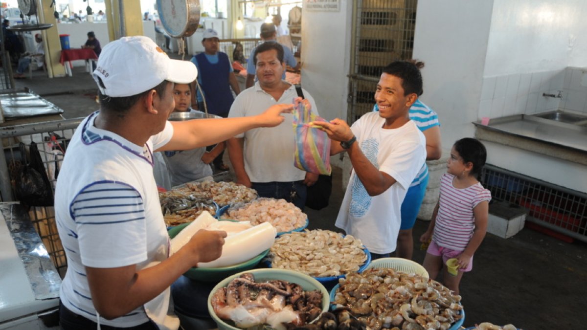 El mercado de la Caraguay es el mayor mercado de mariscos de Guayaquil.