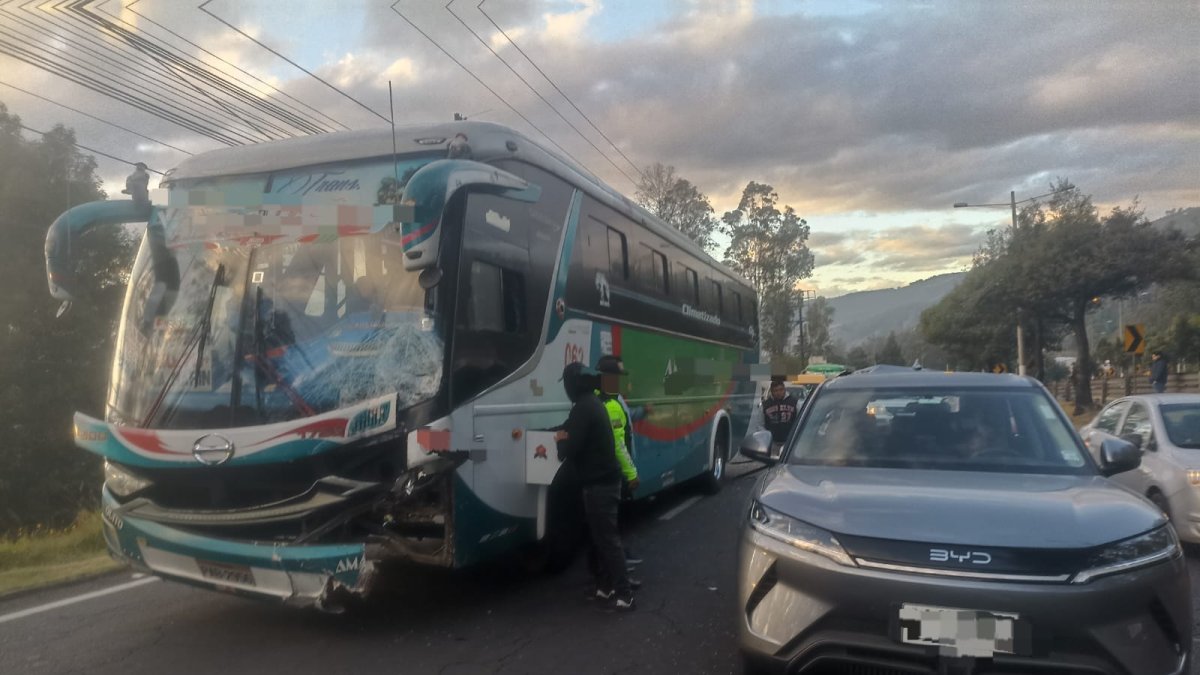 Dos accidentes de tránsito complican la movilidad en Quito.