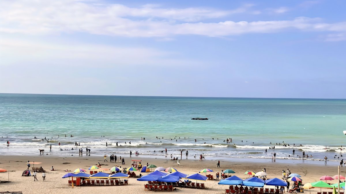 Turistas disfrutan del sol, el mar y la alegría en las playas de Esmeraldas este 31 de diciembre de 2025, a las puertas del feriado de fin de año.