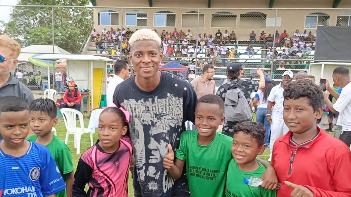 Nilson Angulo, rodeado de niños y jóvenes en el estadio Pascual Mina, comparte alegría y esperanza con quienes hoy sueñan donde él comenzó.