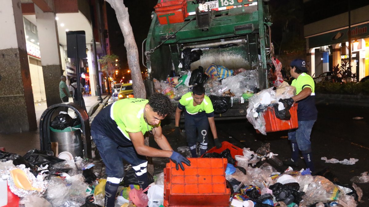 Los recolectores recorren la urbe por sectores. En algunos se recoge la basura dos veces al día.