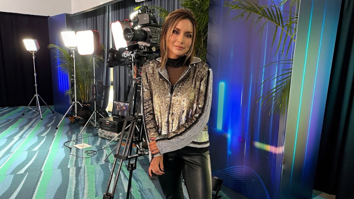 Mary Mayorga detrás de cámaras en un set de grabación, contenta por su trabajo.