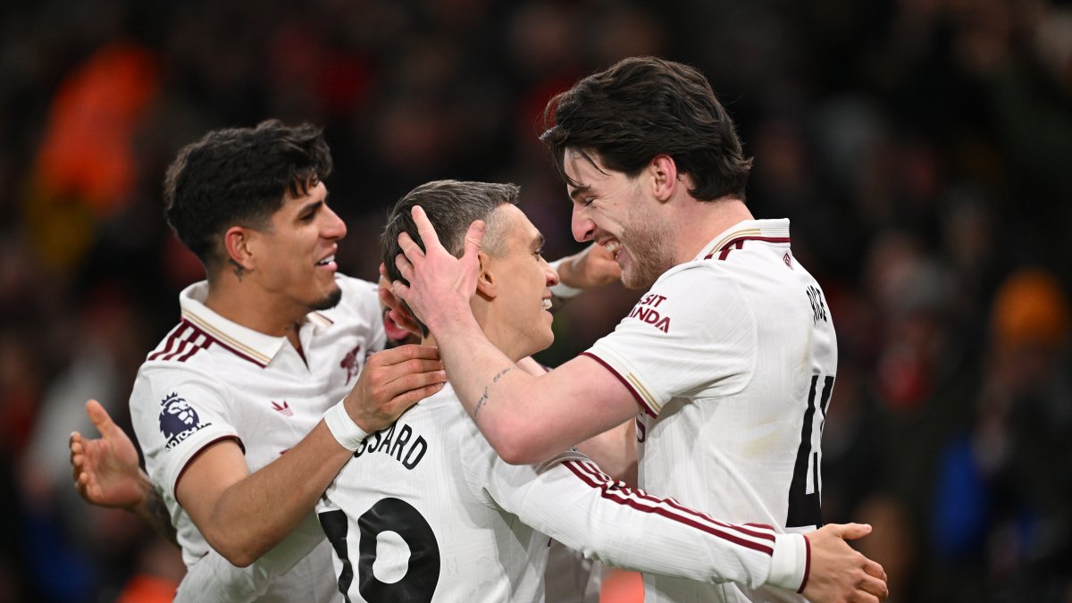Piero Hincapié (i) junto a a Declan Rice (d) en la celebración de su gol con Arsenal.
