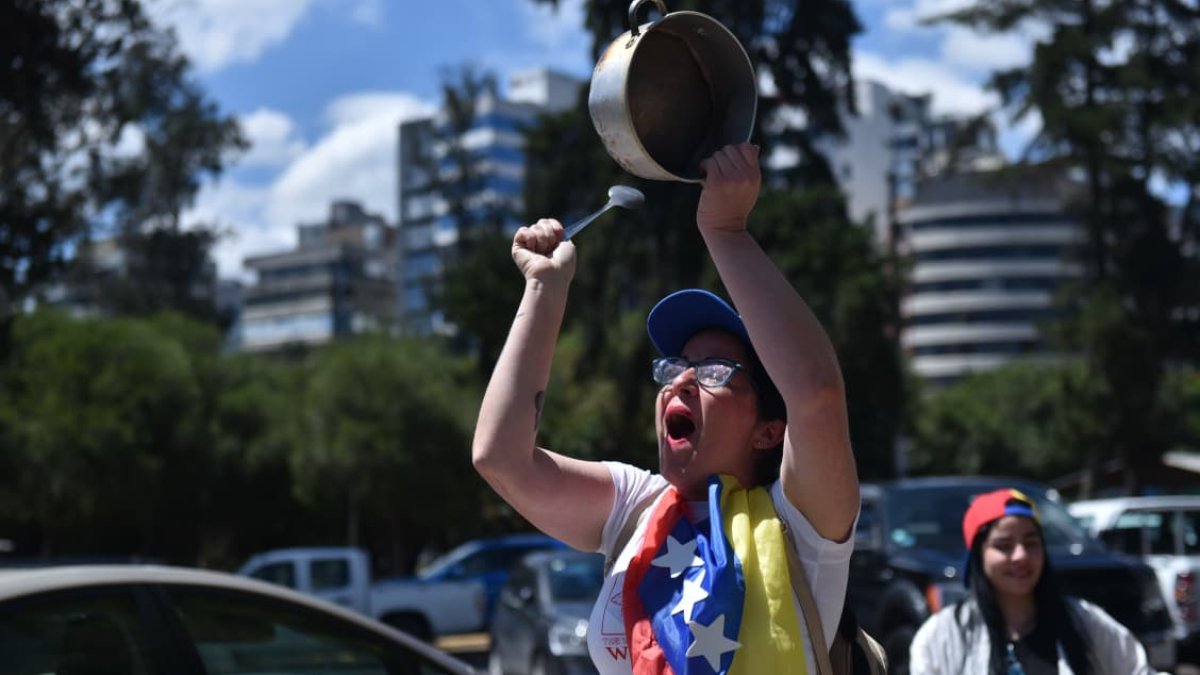 Ciudadanos venezolanos se congregaron en la Cruz del Papa, en La Carolina.