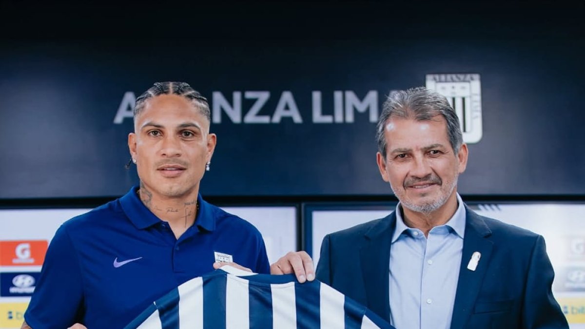 El jugador peruano Paolo Guerrero, tras firmar su renovación con Alianza.