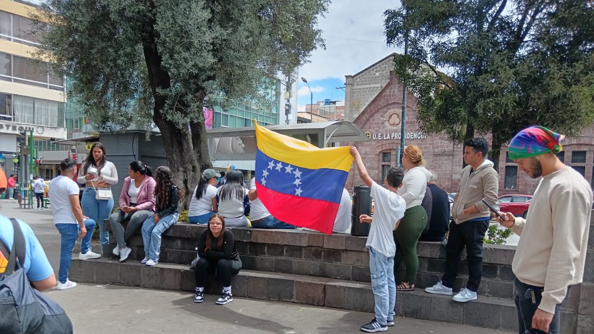 DESDE EL MEDIODIA DEL SÁBADO UN GRUPO DE VENEZOLANOS EMPEZÓ A CONCENTRARSE EN EL PARQUE CEVALLOS PARA CELEBRAR LA CAPTURA DE NICOLAS MADURO.