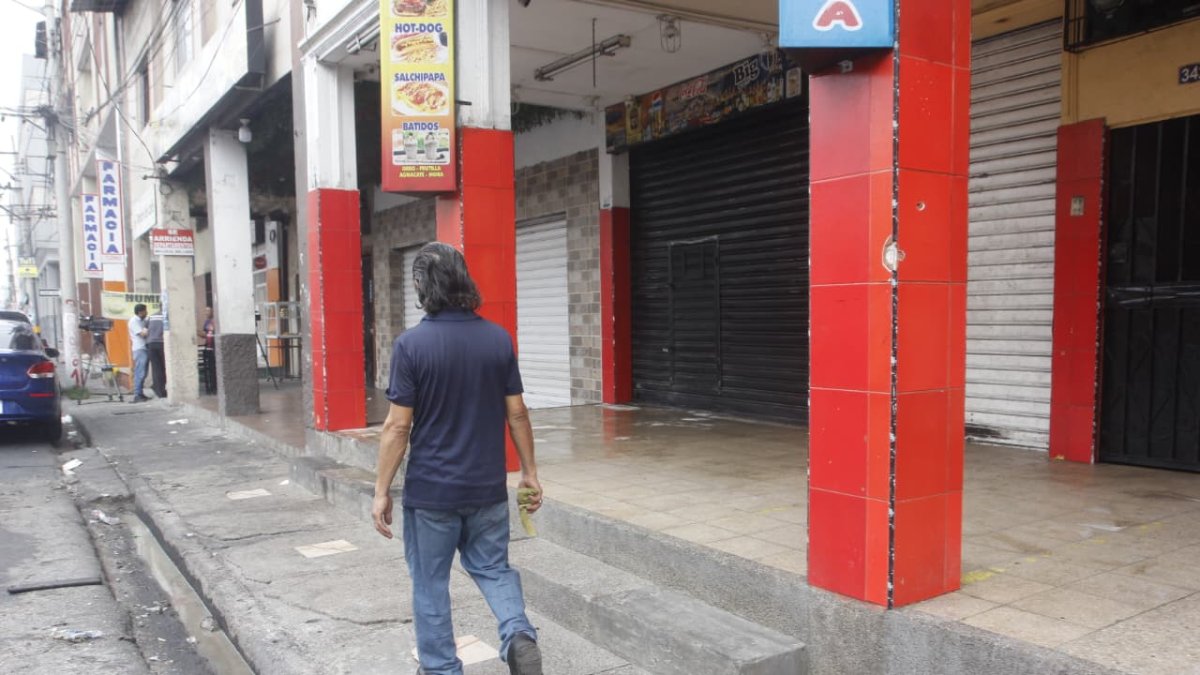 En esta zona se produjo el ataque. En pilares de locales quedaron orificios de balas.