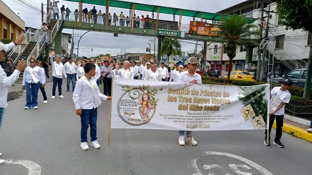 El Comité de Priostes de los Tres Reyes Magos del Niño Jesús desfila con devoción durante el pregón que dio inicio a las fiestas de los Reyes Magos 2026.