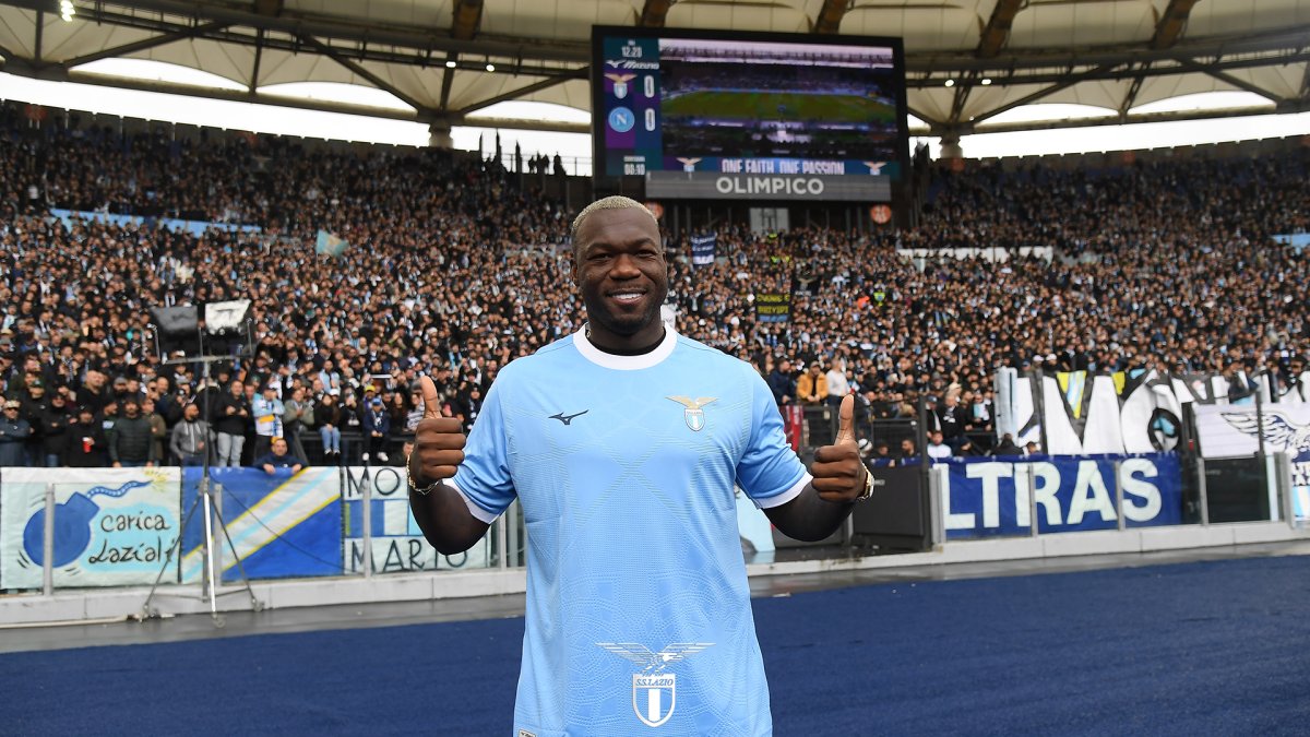 De vuelta al corazón celeste: Caicedo recibió homenaje en la Lazio.