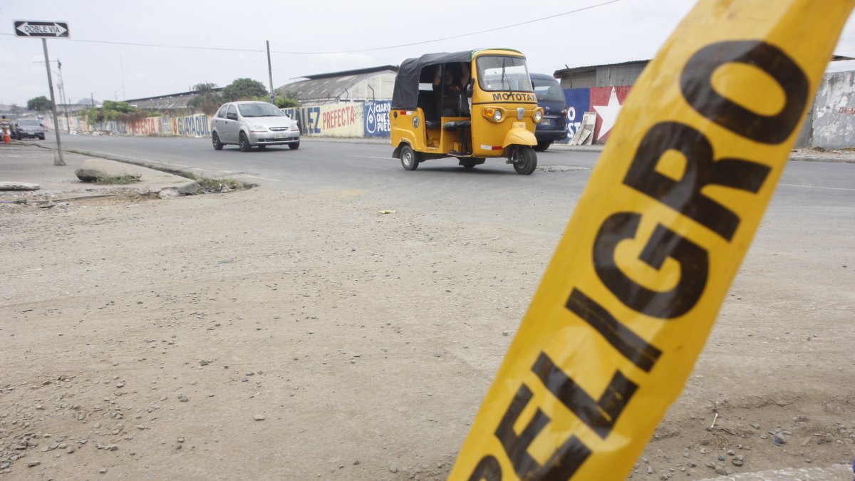 En el sitio del crimen, horas después aún quedaba parte de la cinta utilizada para impedir el paso a la escena del crimen.