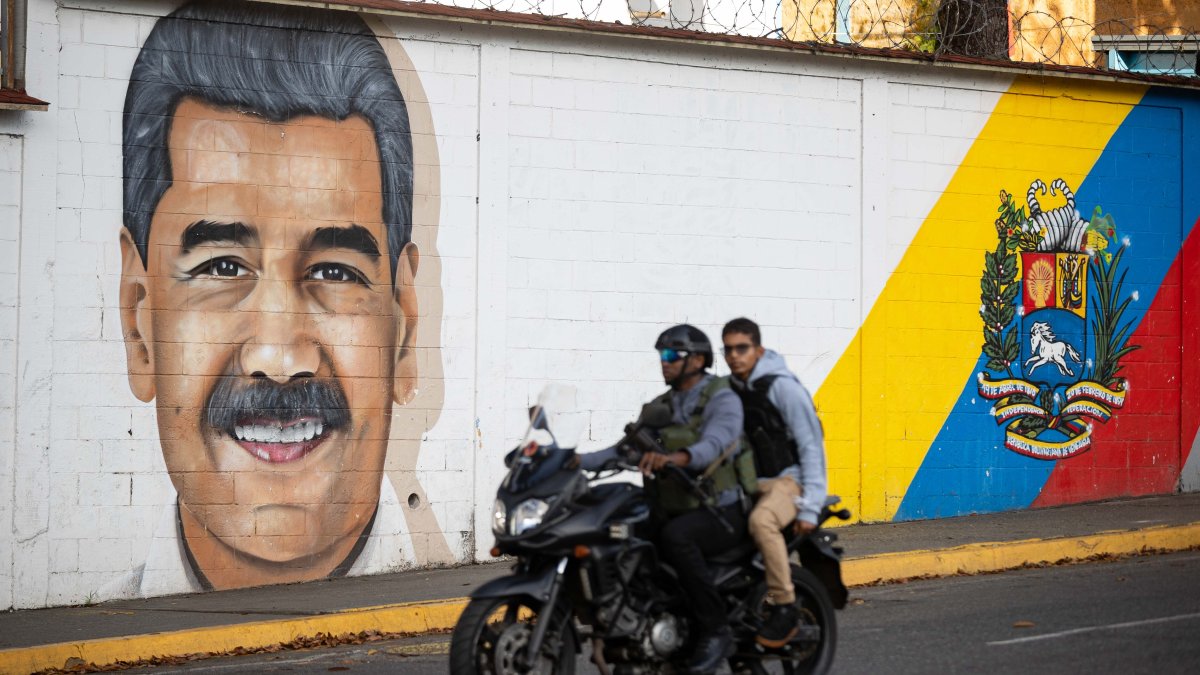 En Caracas, los murales de Nicolás Maduro siguen intactos.