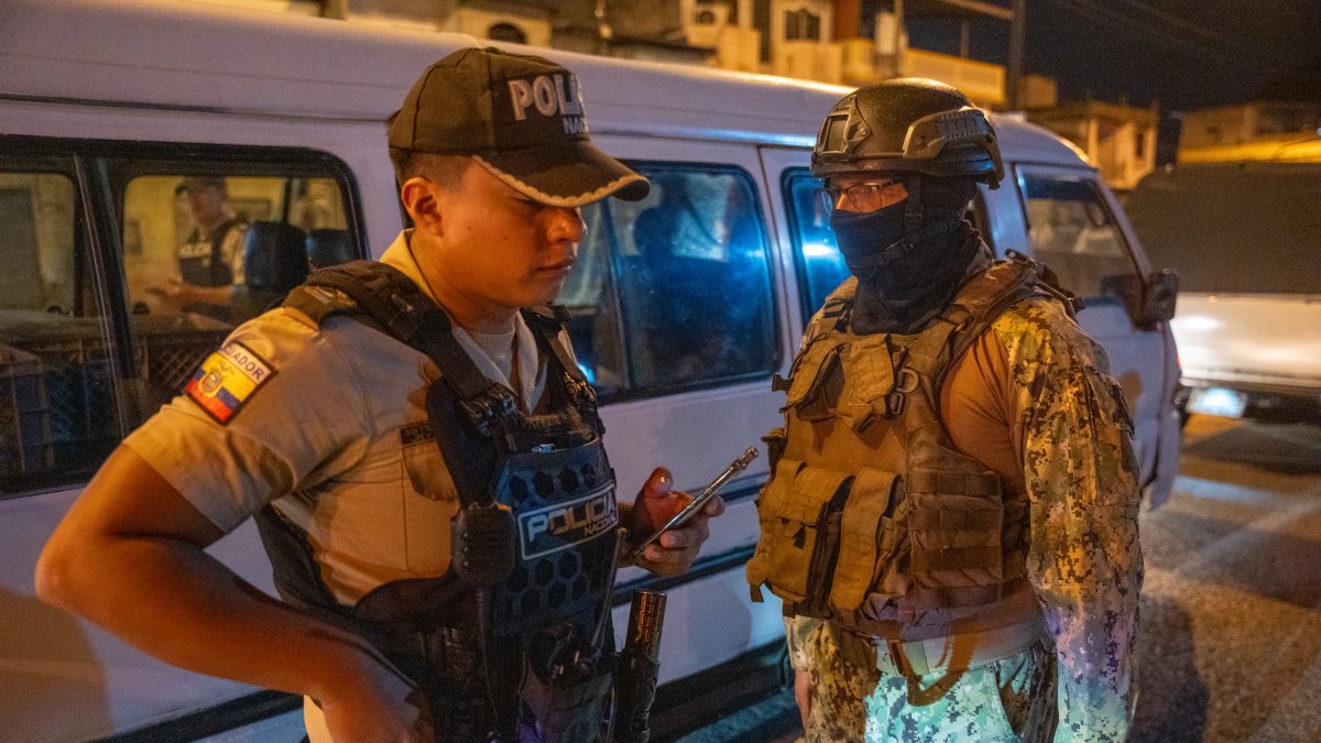 Policías y militares se desplegaron por el territorio nacional para dar seguridad.