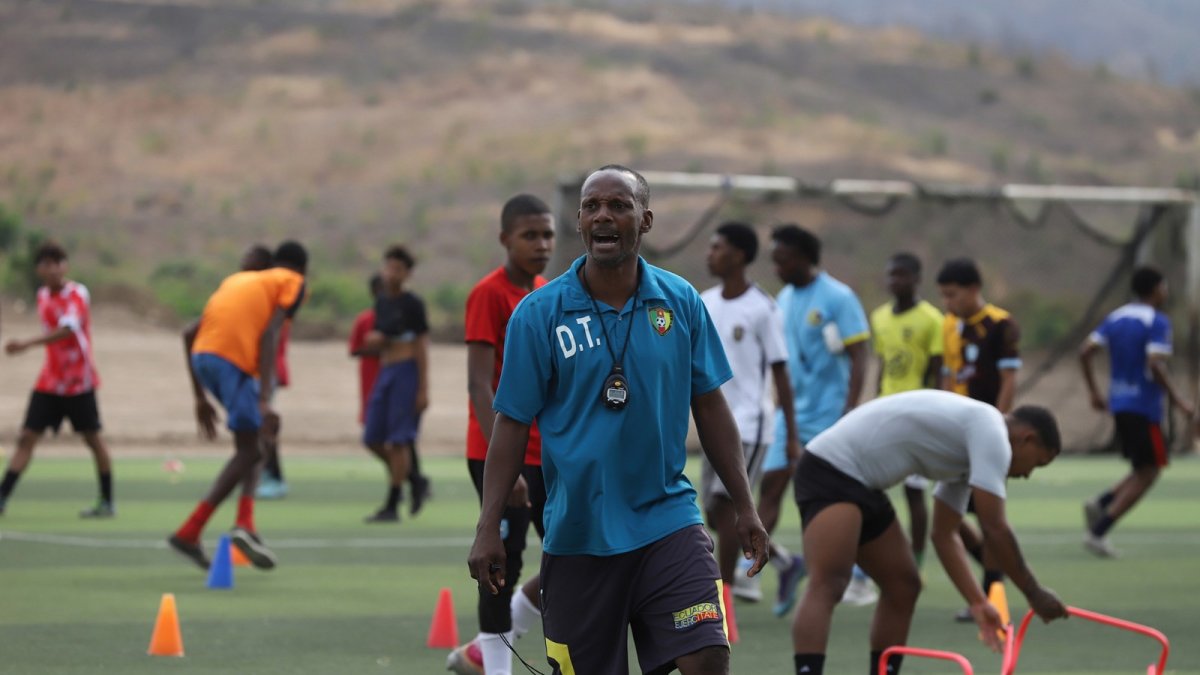 Ismael Nazareno padre de Miguel en la cancha de Socio Vivienda 2.