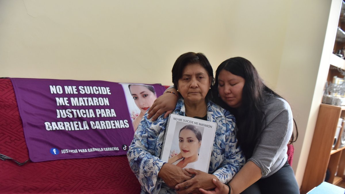 Romelia junto a su otra hija piden justicia por la muerte de Gabriela Cárdenas.