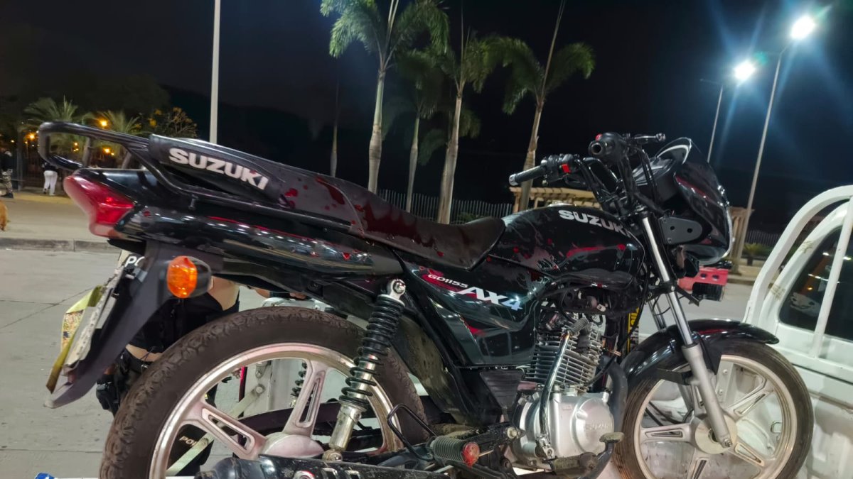 Los menores de edad se movilizaban en esta motocicleta.