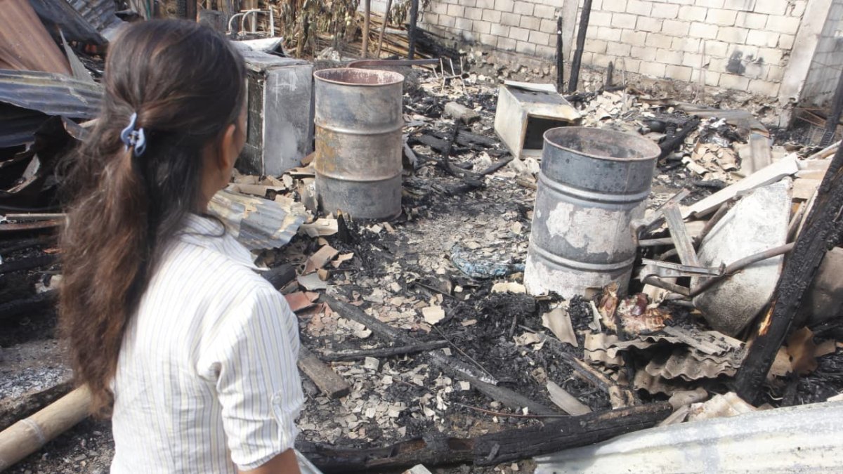 Incendio dejó sin vivienda ni mascotas a familia en Monte Sinaí.