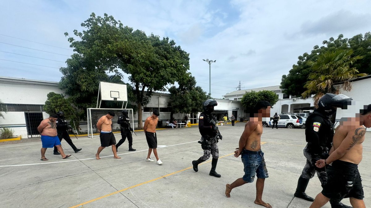 La Policía Nacional presentó a cinco aprehendidos en la UVC de Manta, este martes 6 de enero
