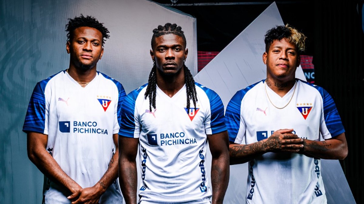 Michael Estrada (I), Ricardo Adé (C) y Richard Mina (D) modelan la nueva equipación traída por puma para pelear todos los frentes del 2026.