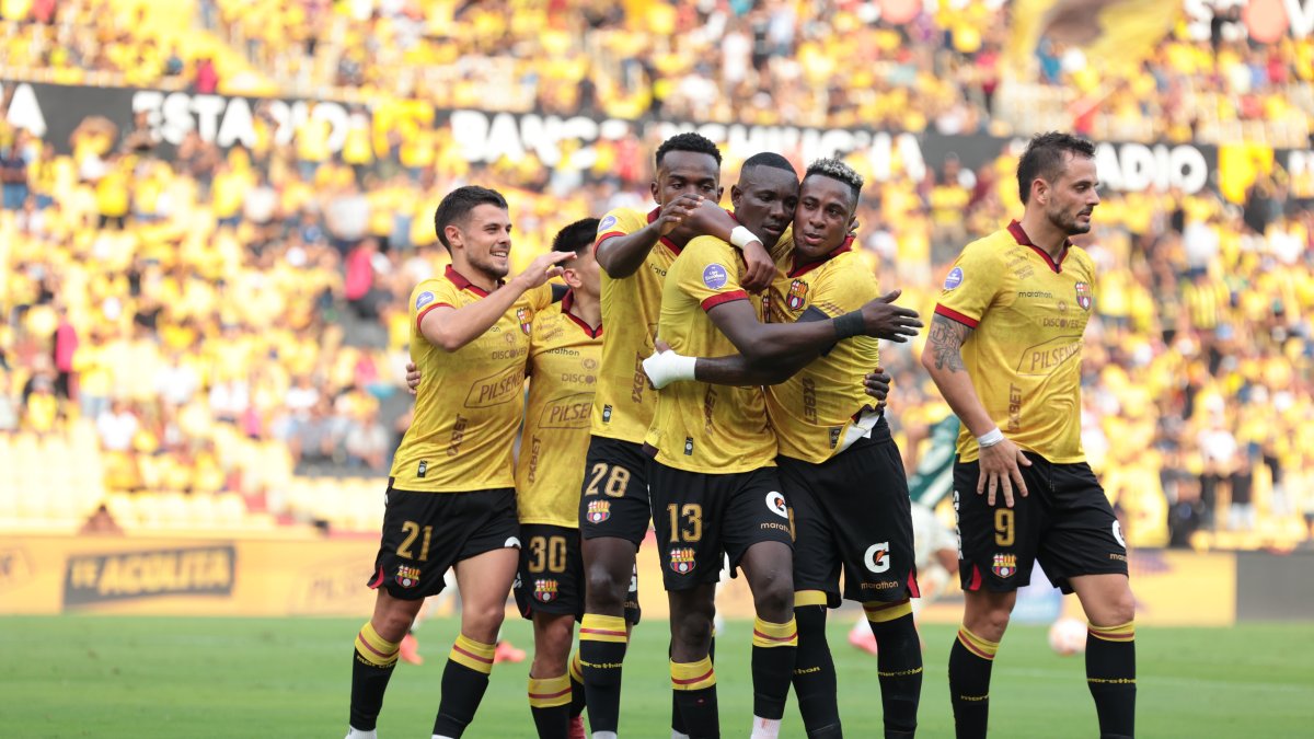 Barcelona encara una temporada 2026 con problemas económicos y una tensa relación entre el plantel y la directiva.