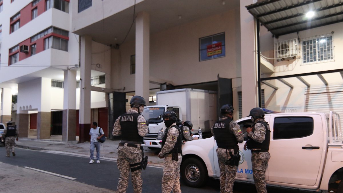 Personal militar cerró la calle para realizar el allanamiento a la bodega clandestina.