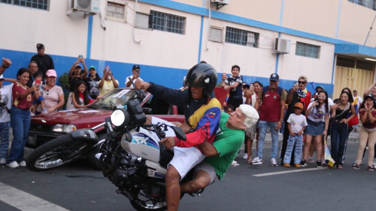 Un hombre con careta del presidente estadounidense, Donald Trump, hizo piruetas sobre una motocicleta en el centro de Guayaquil.