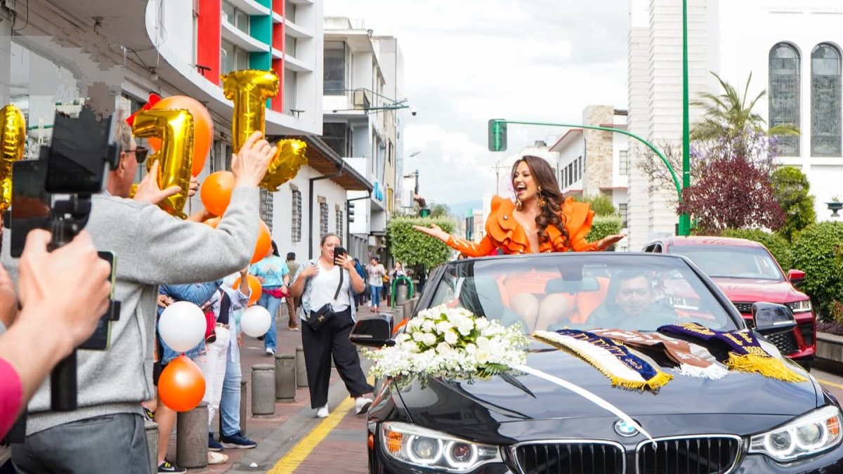 En carros clásicos adornados con flores llegan las  aspirantes al reinado de la Fiesta de la Fruta y de las Flores, durante la inscripción. En la foto está Jessenia Reyes del barrio La Alborada 