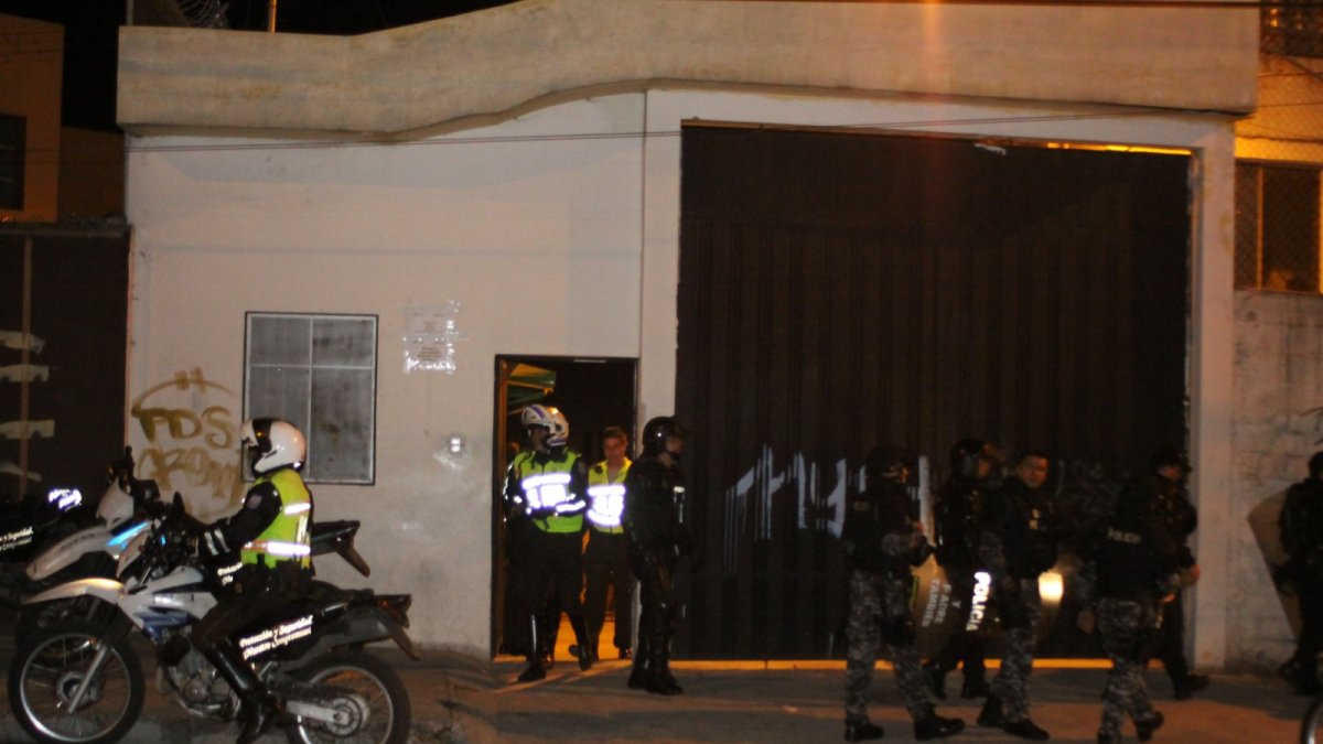 Dos policías y una guía penitenciaria son investigados por este caso.