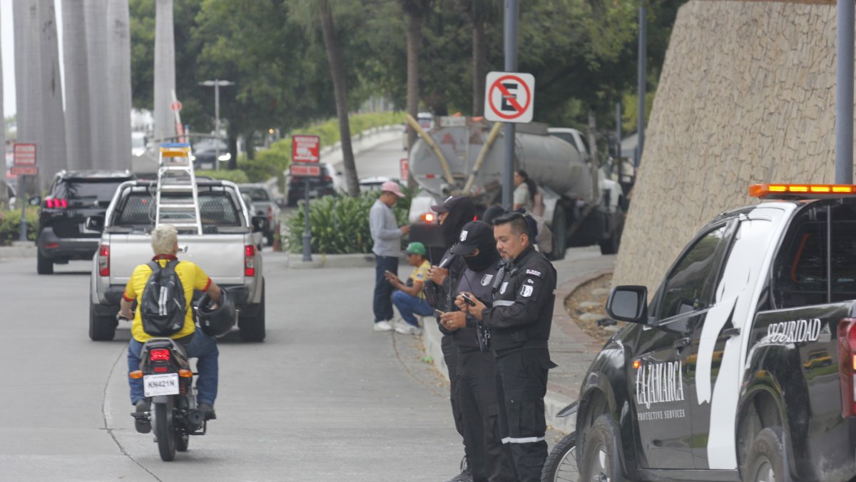 El puente con dirección a la isla tiene un filtro de guardias de seguridad.