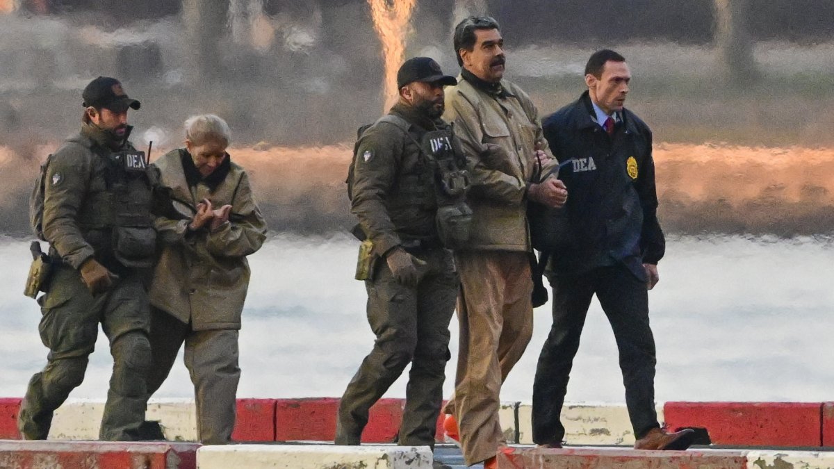 Cilia Flores (atrás) y Nicolás Maduro fueron llevados por agentes de la DEA el pasado lunes 5 de enero a declarar ante una Corte Federal de Nueva York.