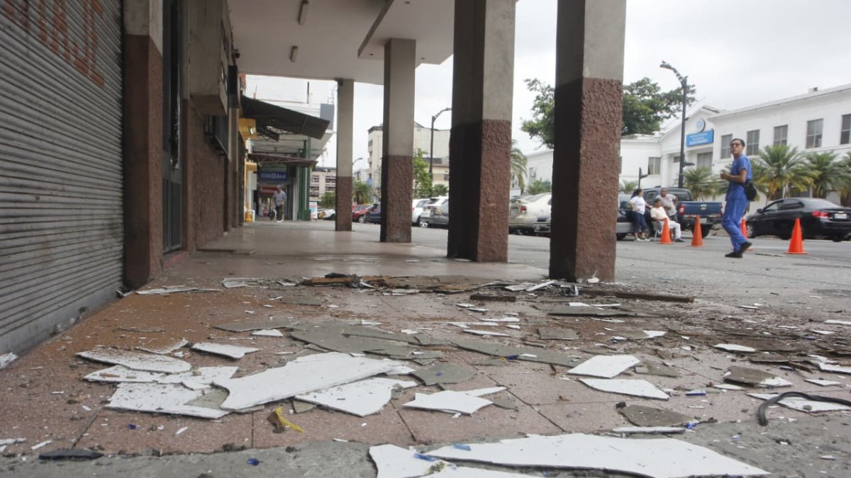 En Guayaquil se registraron varios atentados contra negocios comerciales.