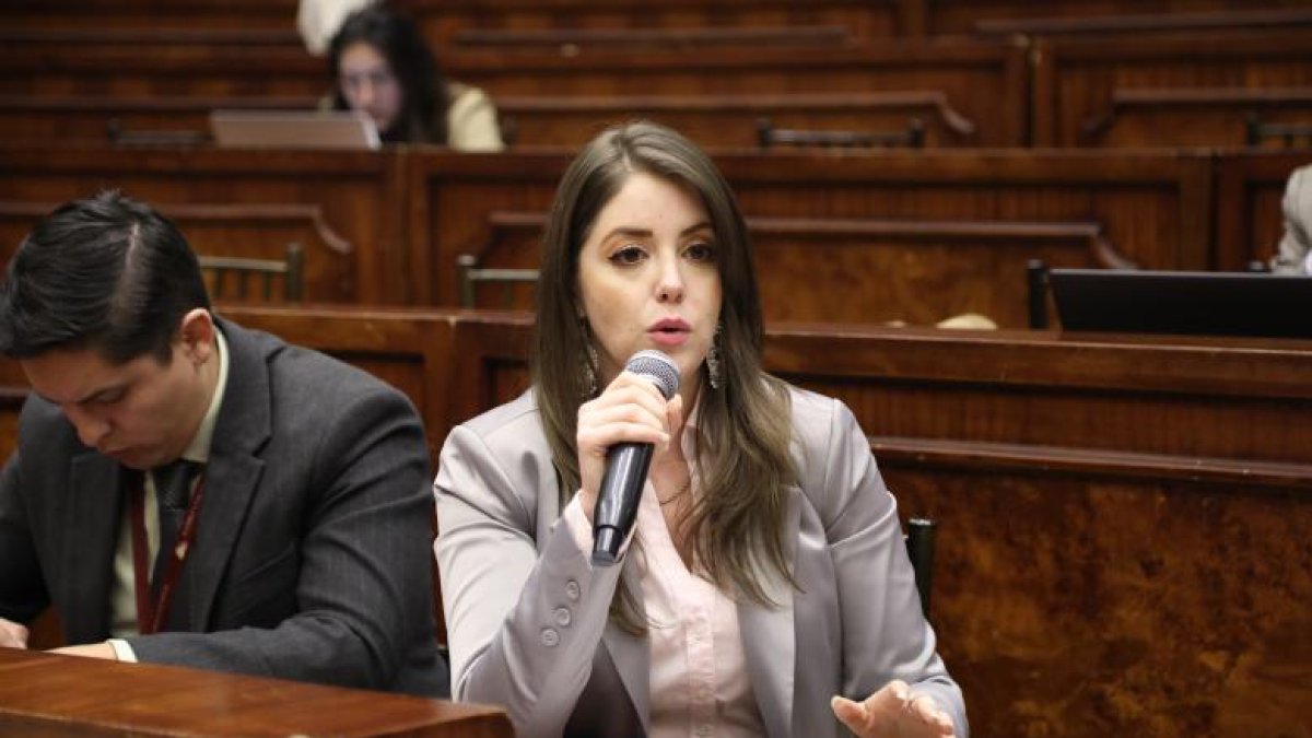 La asambleísta Mónica Palacios acudió hasta La Libertad para buscar a la compradora de los terrenos, Jenny Ramírez.