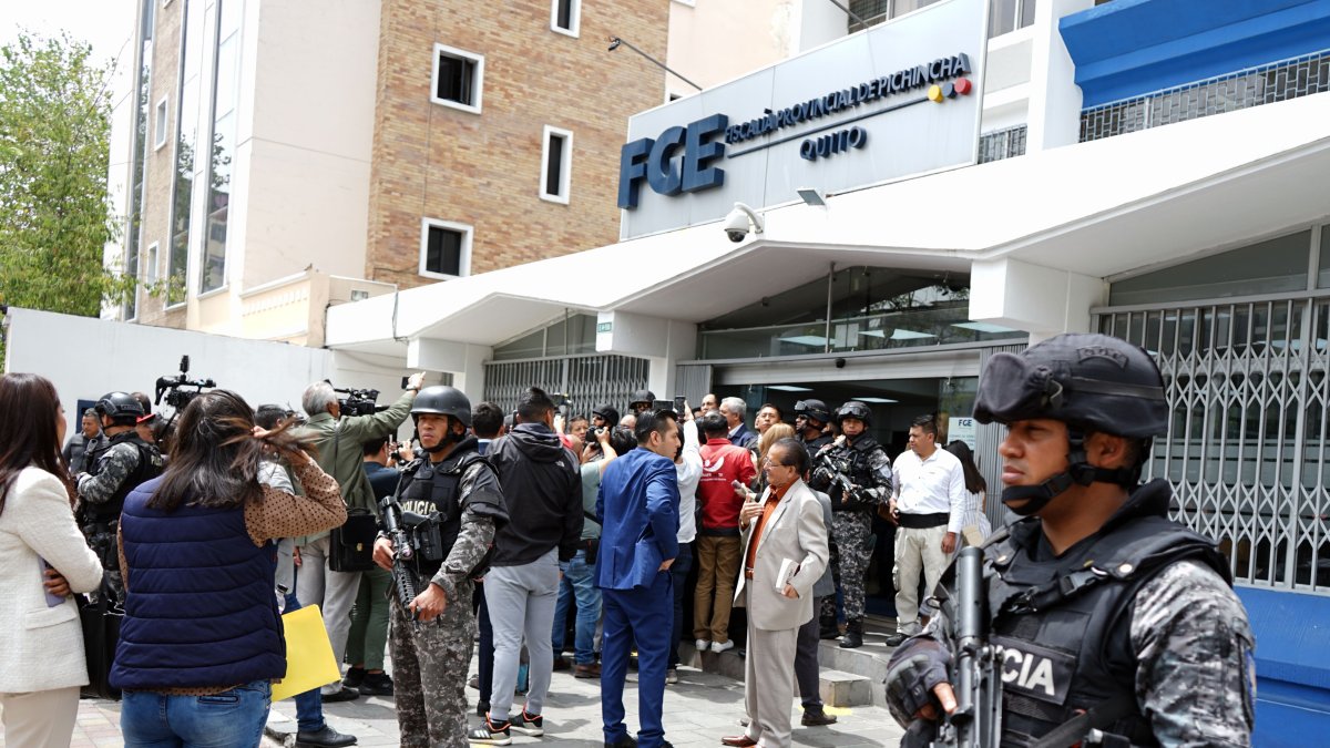 La víctima acudió a la Fiscalía de Pichincha para colocar la denuncia en contra del coronel de Policía.