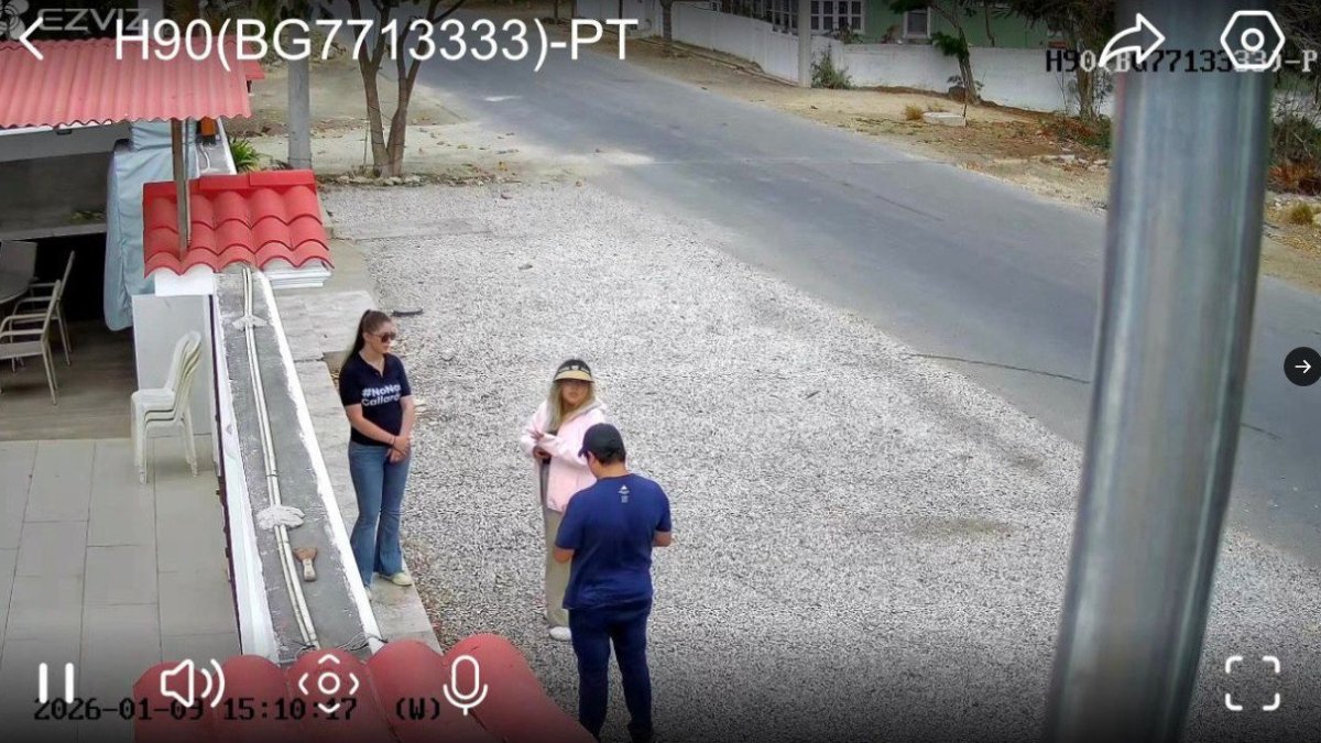 Cynthia  Gellibert publicó esta imagen en la que se ve a Mónica Palacios afuera de la casa de su madre.