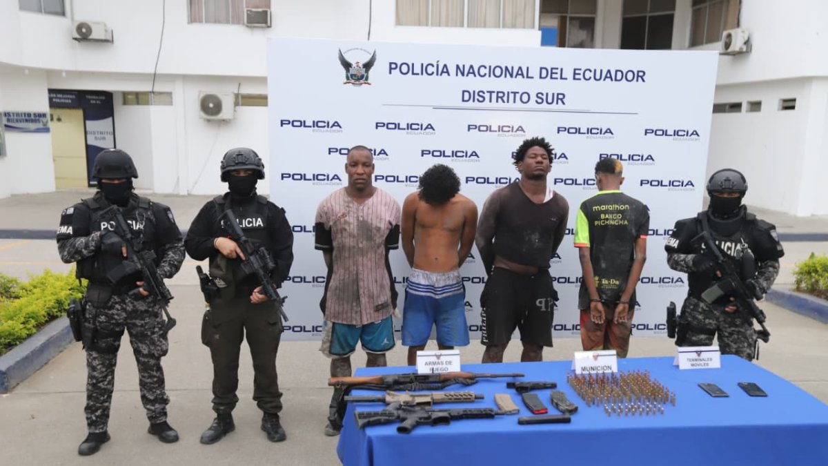 La Policía presentó a los cuatro detenidos y la evidencias incautadas.