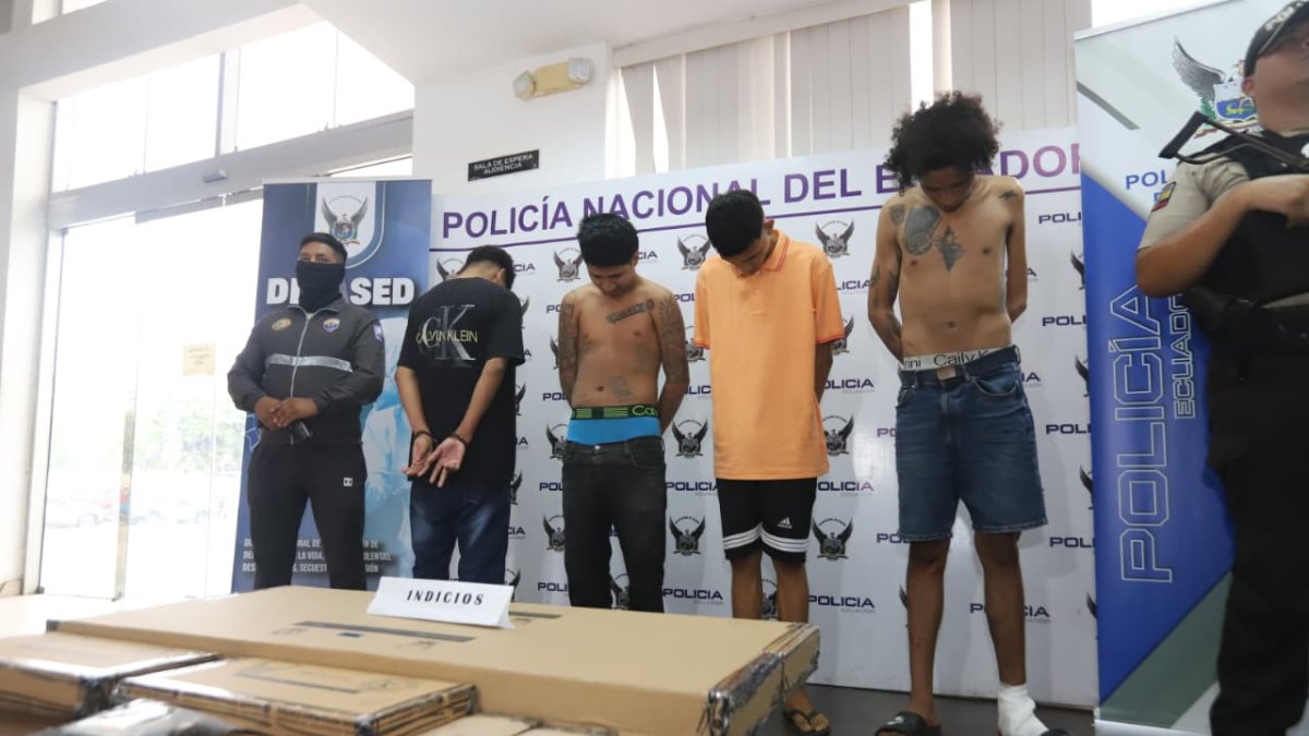 Las armas fueron presentadas luego de que Dinased las ingresara como evidencia y guardara en cajas.