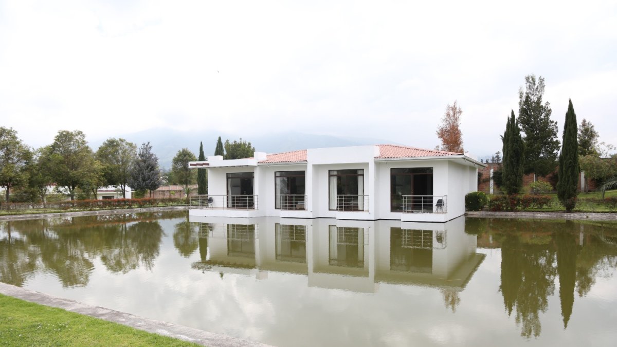 Zakua Gardens está ubicado en la parroquia de Puembo, a 50 minutos de la capital.