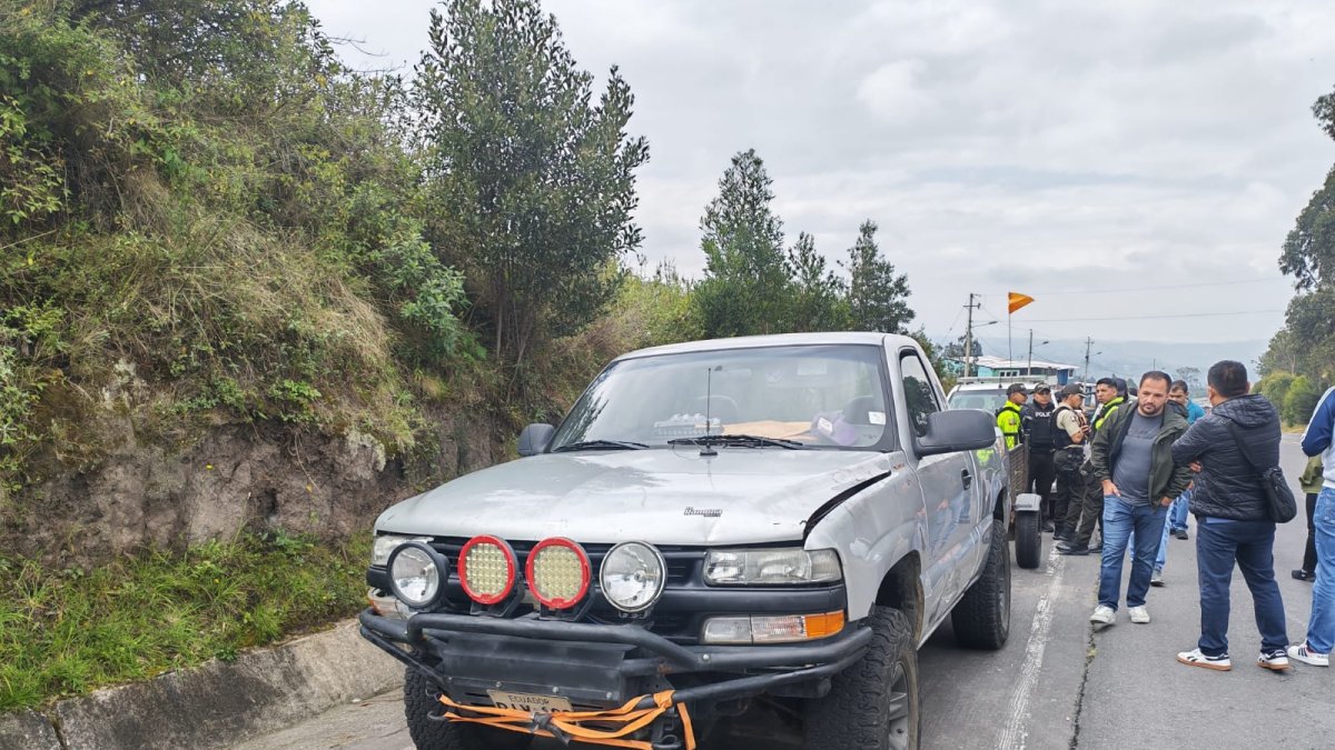Junto a esta camioneta fue hallado el cuerpo de Luis Jijón, en la vía a Papallacta, oriente de Quito.