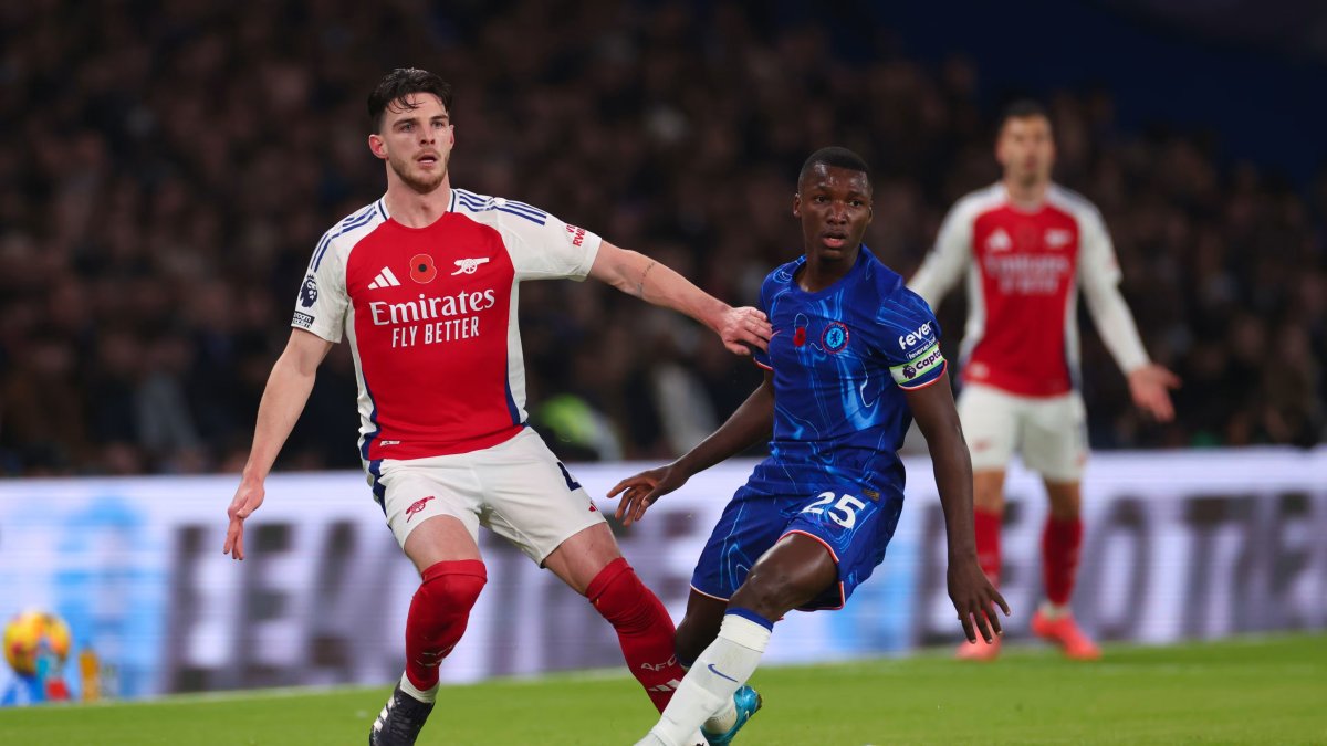 Moisés Caicedo (d) en partido de Chelsea ante Arsenal.