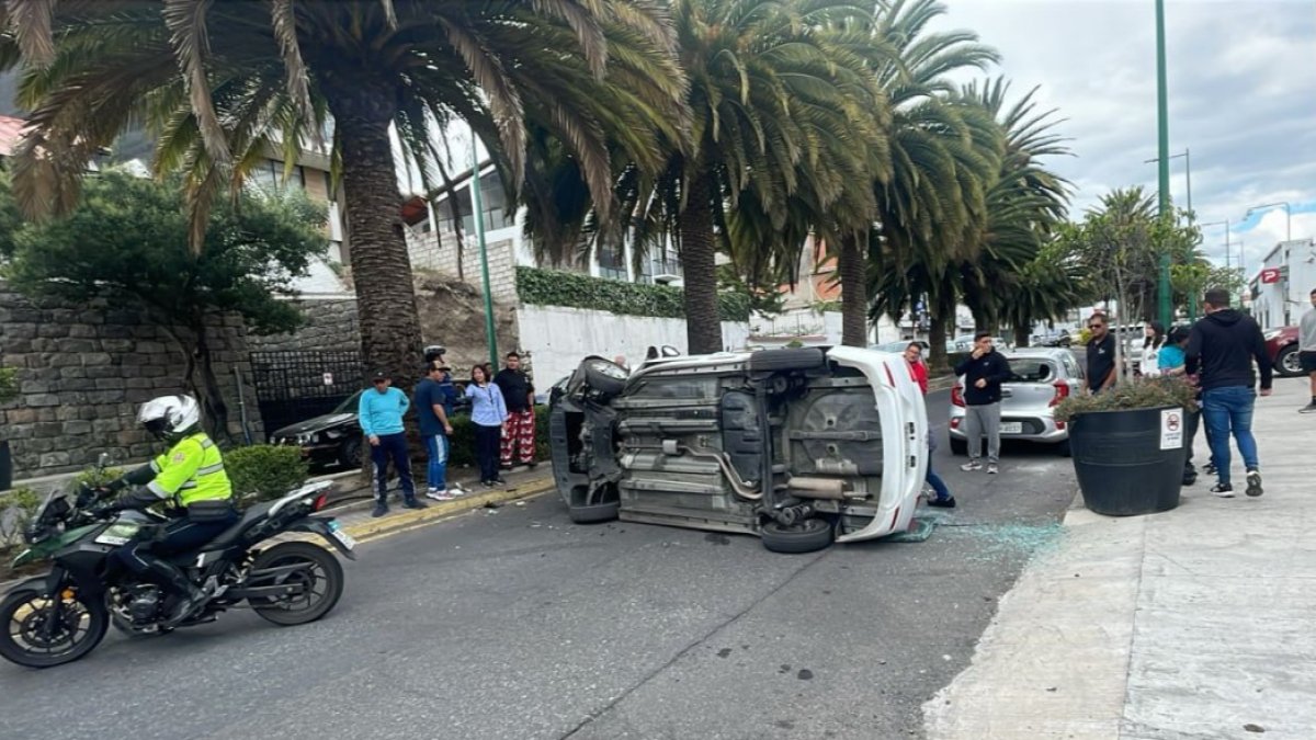 El Hyundai blanco, placas TBJ-1131, terminó volcado sobre la calzada tras impactarse contra una palmera en la avenida Los Guaytambos en Ambato.