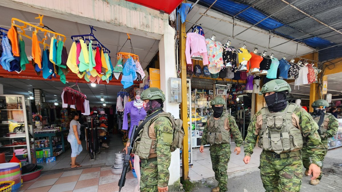 Militares patrullan una zona comercial de Quinindé como parte de los operativos de seguridad bajo estado de excepción.