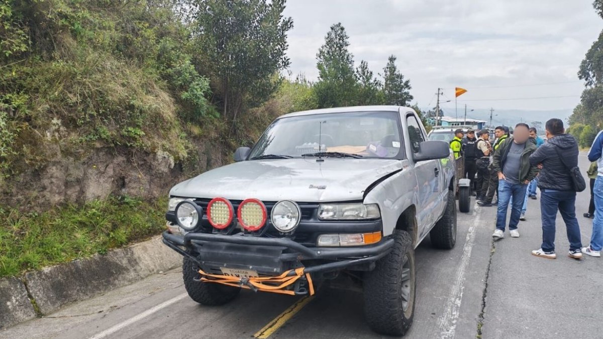 Junto a esta camioneta fue hallado el cuerpo de Luis, en la vía a Papallacta, oriente de Quito