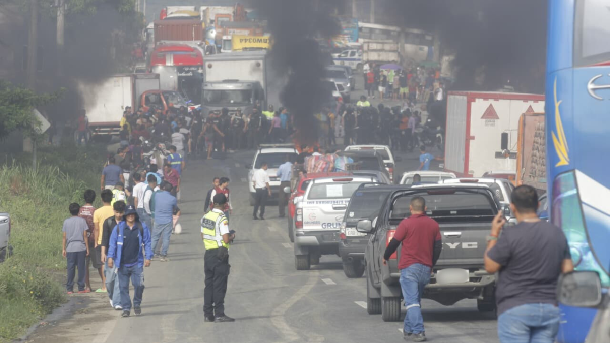 El incidente se registró en la vía a Daule. Ciudadanos protestaron indignados por el incidente.