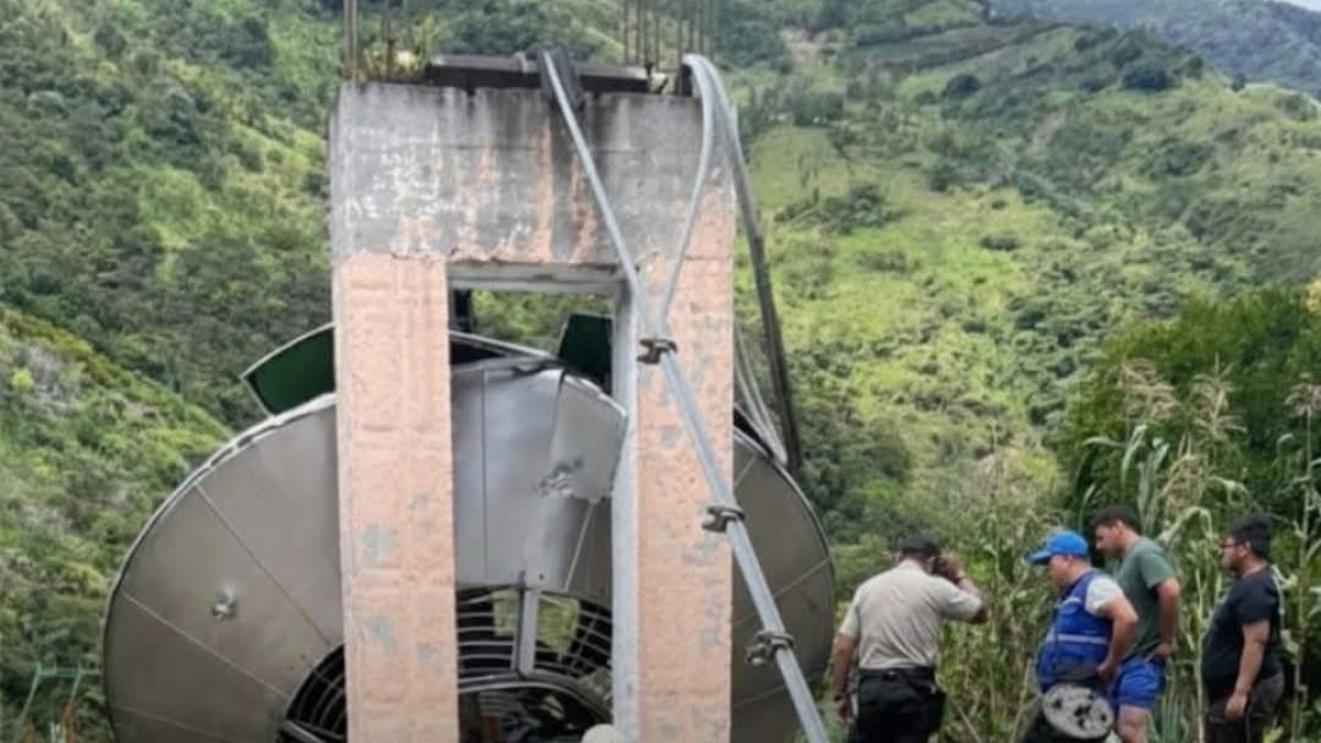 La estructura del platillo volador quedó dañada tras el impacto.