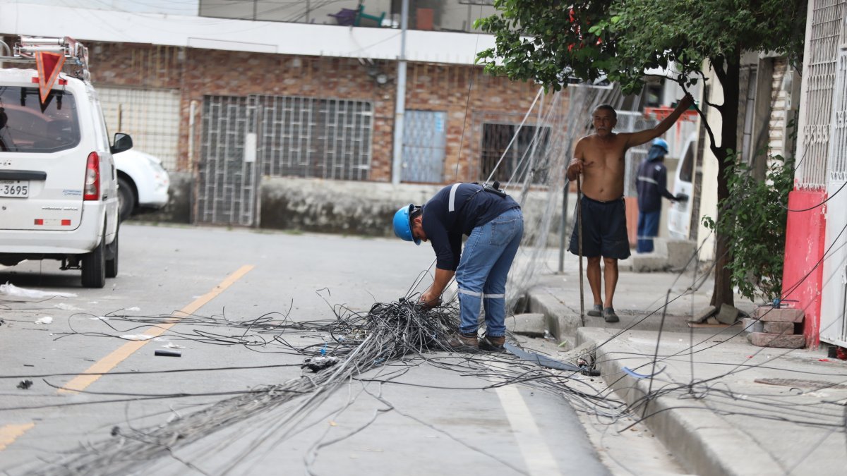 Las compañías de telefonía e internet llegaron para arreglar los daños del accidente.