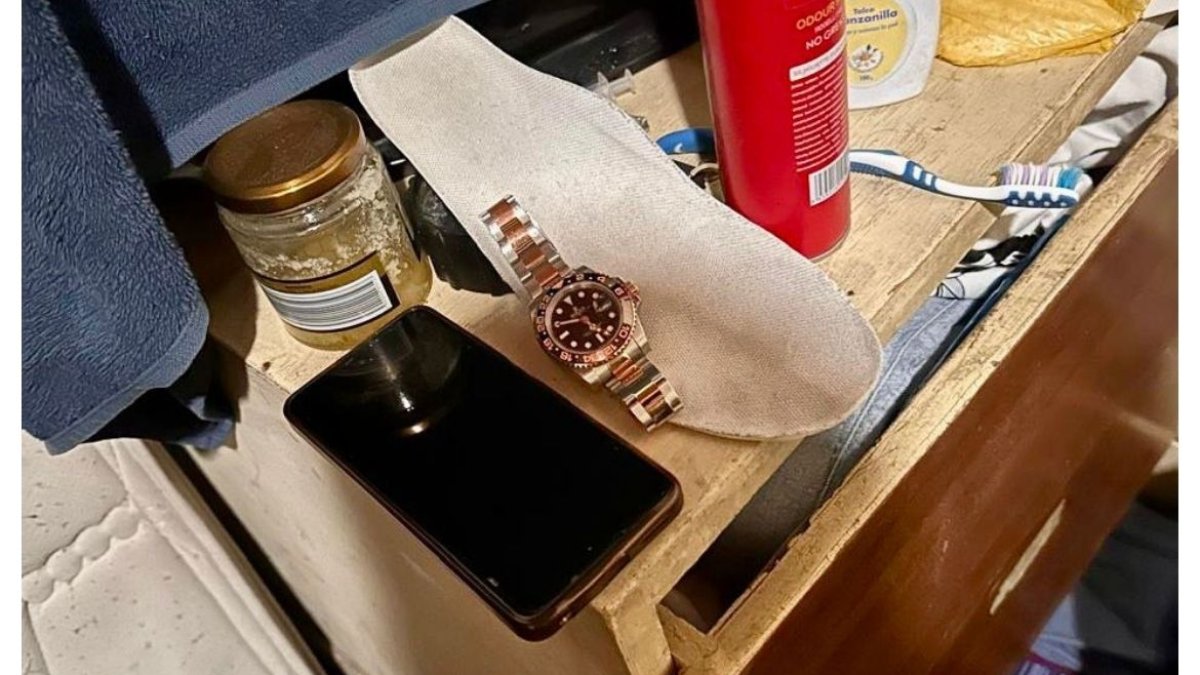 Este reloj valuado en 14 mil dólares fue hallado en la casa del sospechoso.