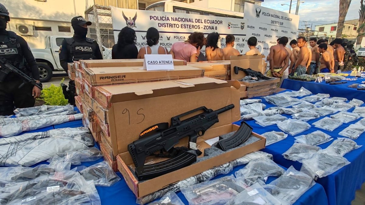 El operativo dejó varios detenidos y la incautación de un gran arsenal de armas.