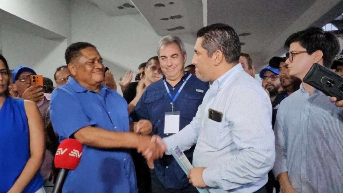 Jorge Guzmán (i) ganó las elecciones de Emelec el 27 de febrero.