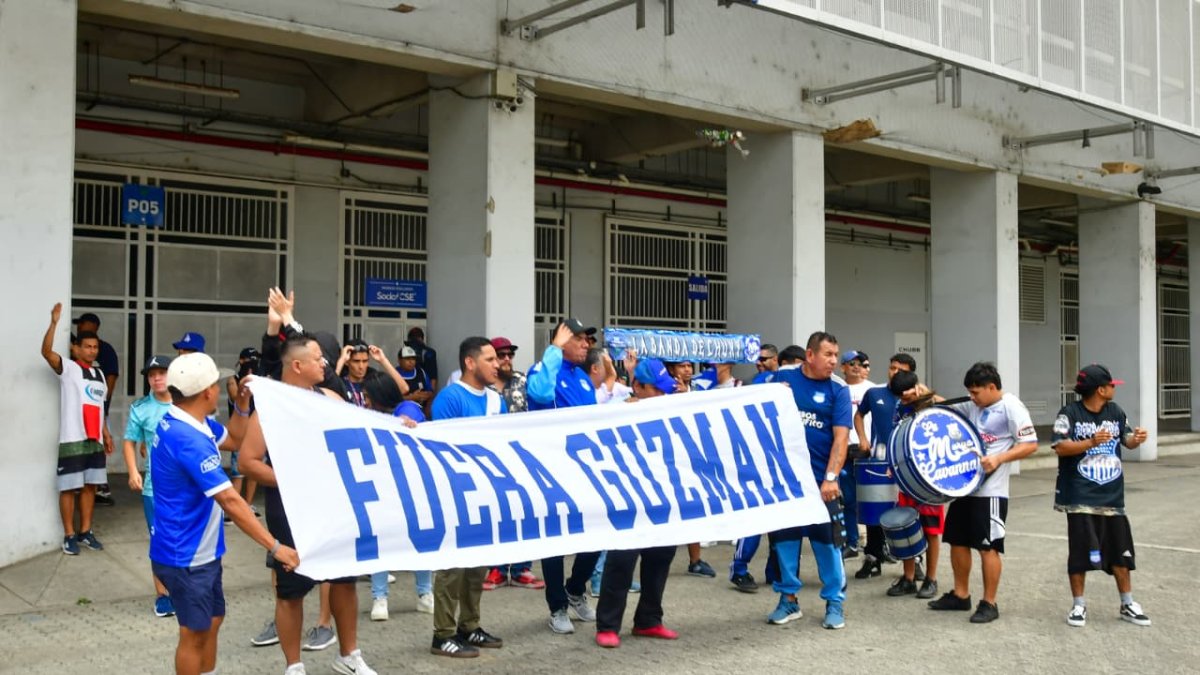 Emelec atraviesa un duro momento y su hincha exige la renuncia de Jorge Guzmán.