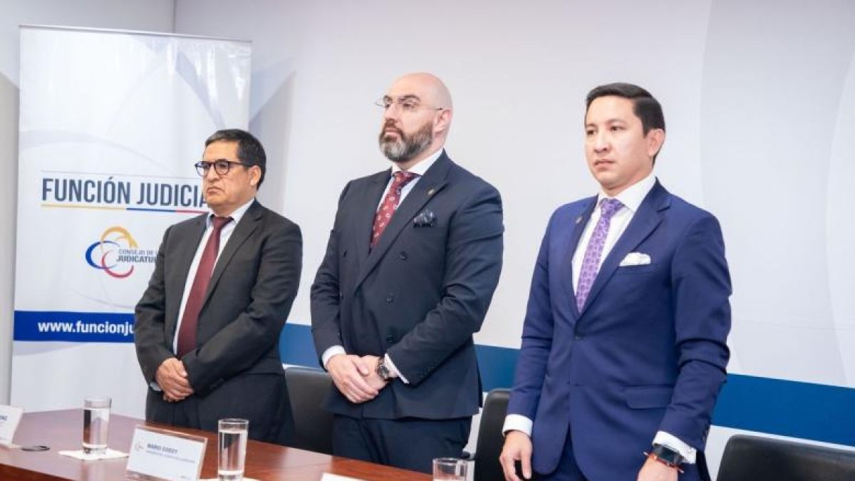 Henry Gaibor (d) es indagado en una investigación previa por las presuntas presiones a jueces