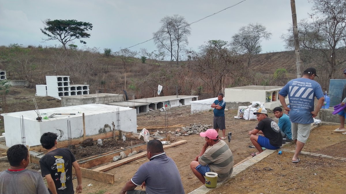 La gente hizo una colecta para hacer los nichos en cementerio de Pedro Carbo, Guayas.
